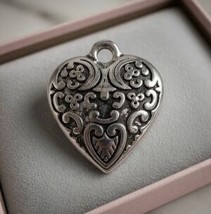 Vintage Silver Filigree Heart Charm Pendant Ornate Jewelry Collectible 0.75”x1”